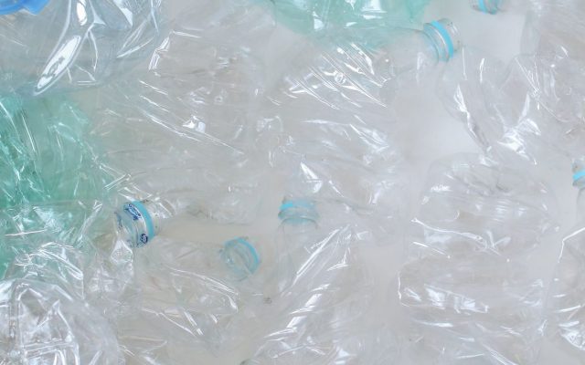 PET 塑料瓶怎么卖价更高：去盖、撕标、踩扁